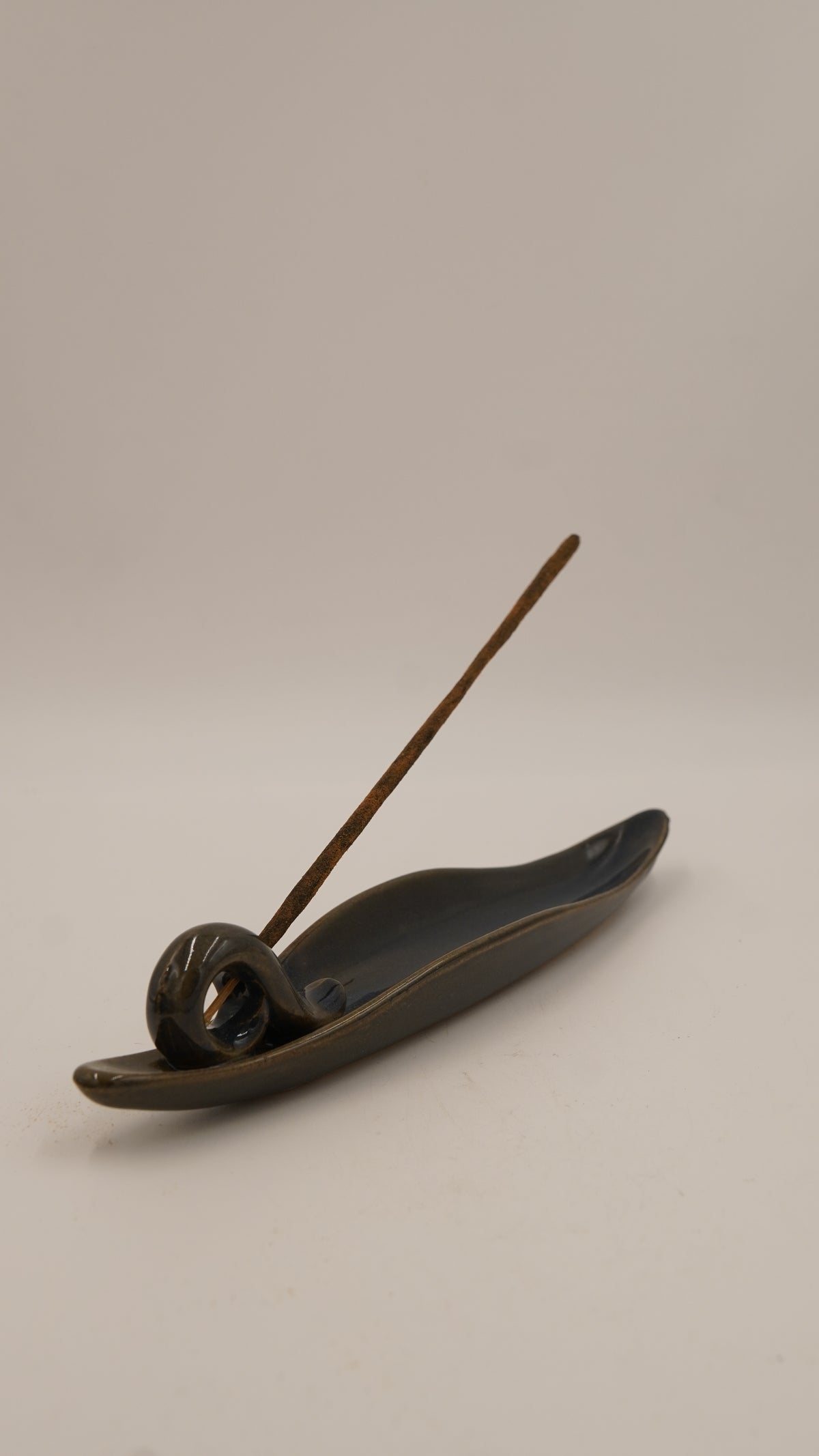 Salyangoz Detaylı Seramik Çubuk Tütsülük