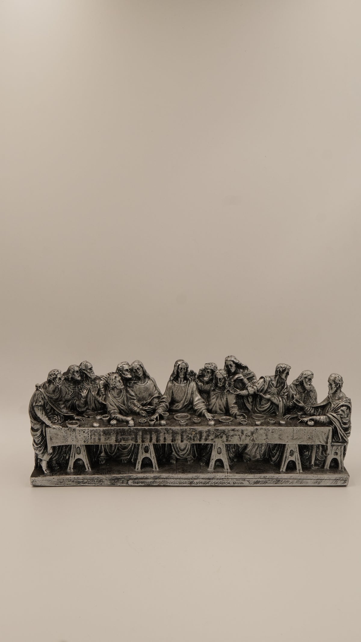 “Son Akşam Yemeği” Alçı Dekor Obje – Detaylı Masa Kompozisyonu (30×12 cm)