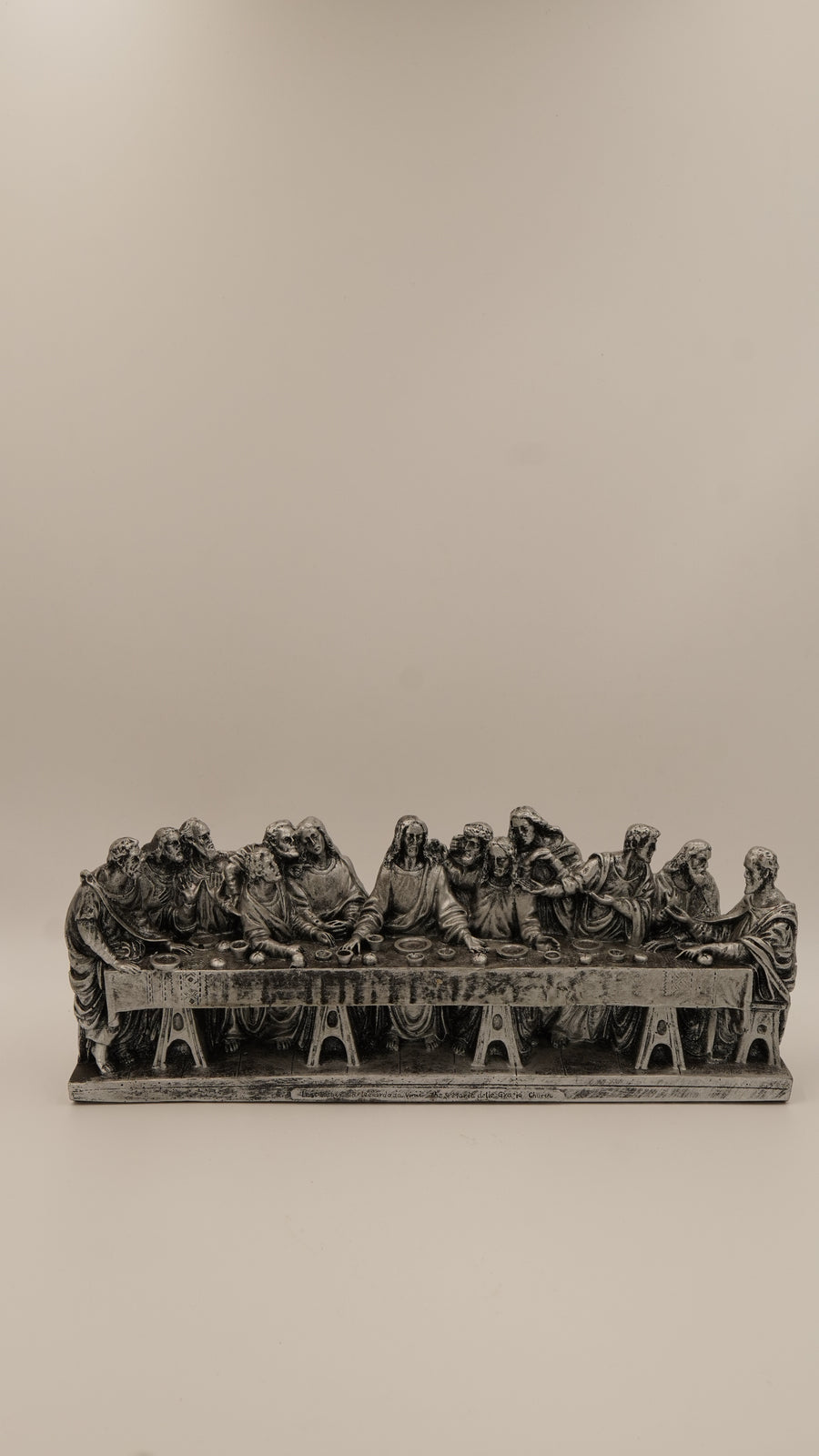 “Son Akşam Yemeği” Alçı Dekor Obje – Detaylı Masa Kompozisyonu (30×12 cm)