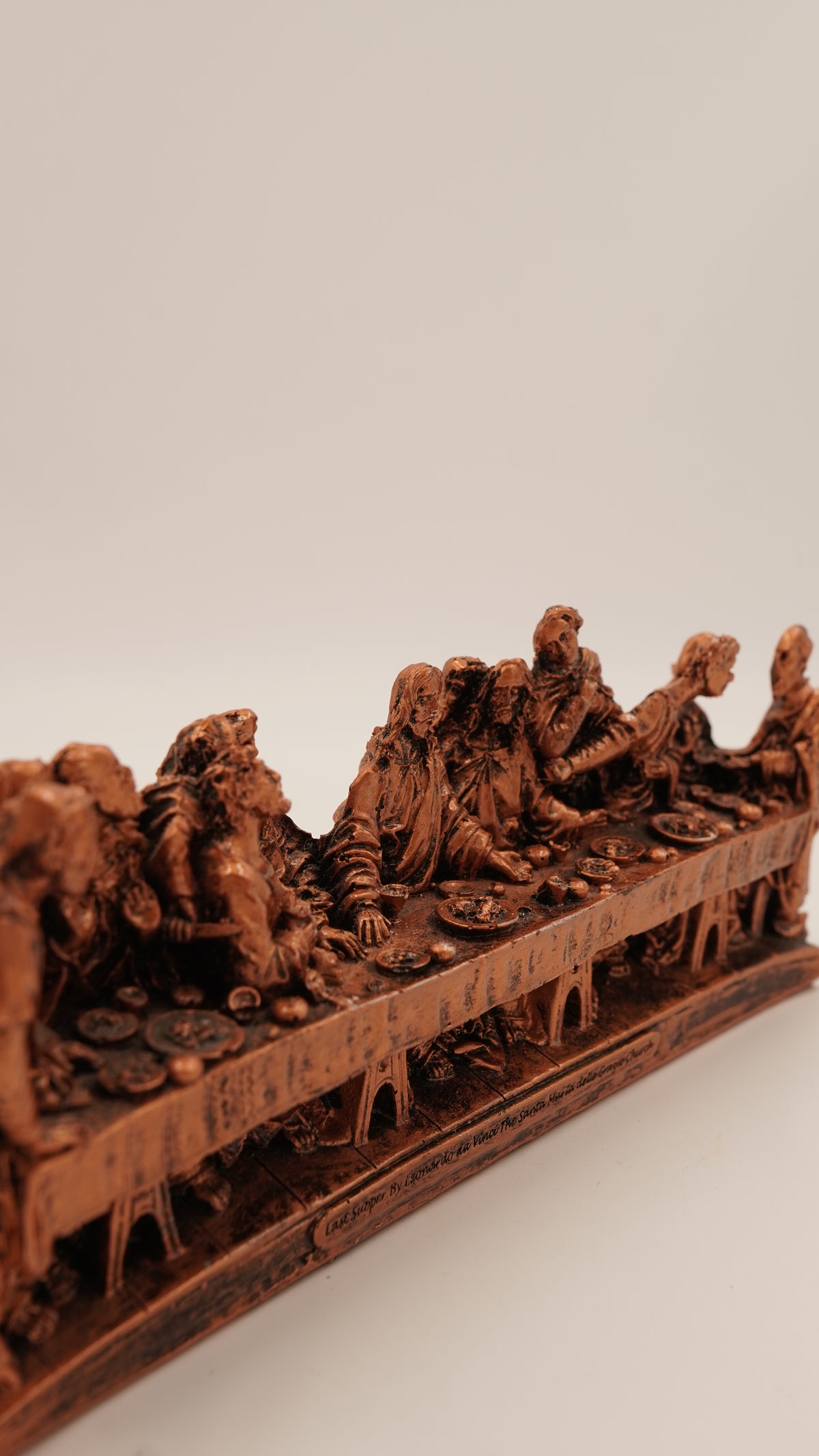 “Son Akşam Yemeği” Alçı Dekor Obje – Eskitme Bakır Tonu (30×12 cm)