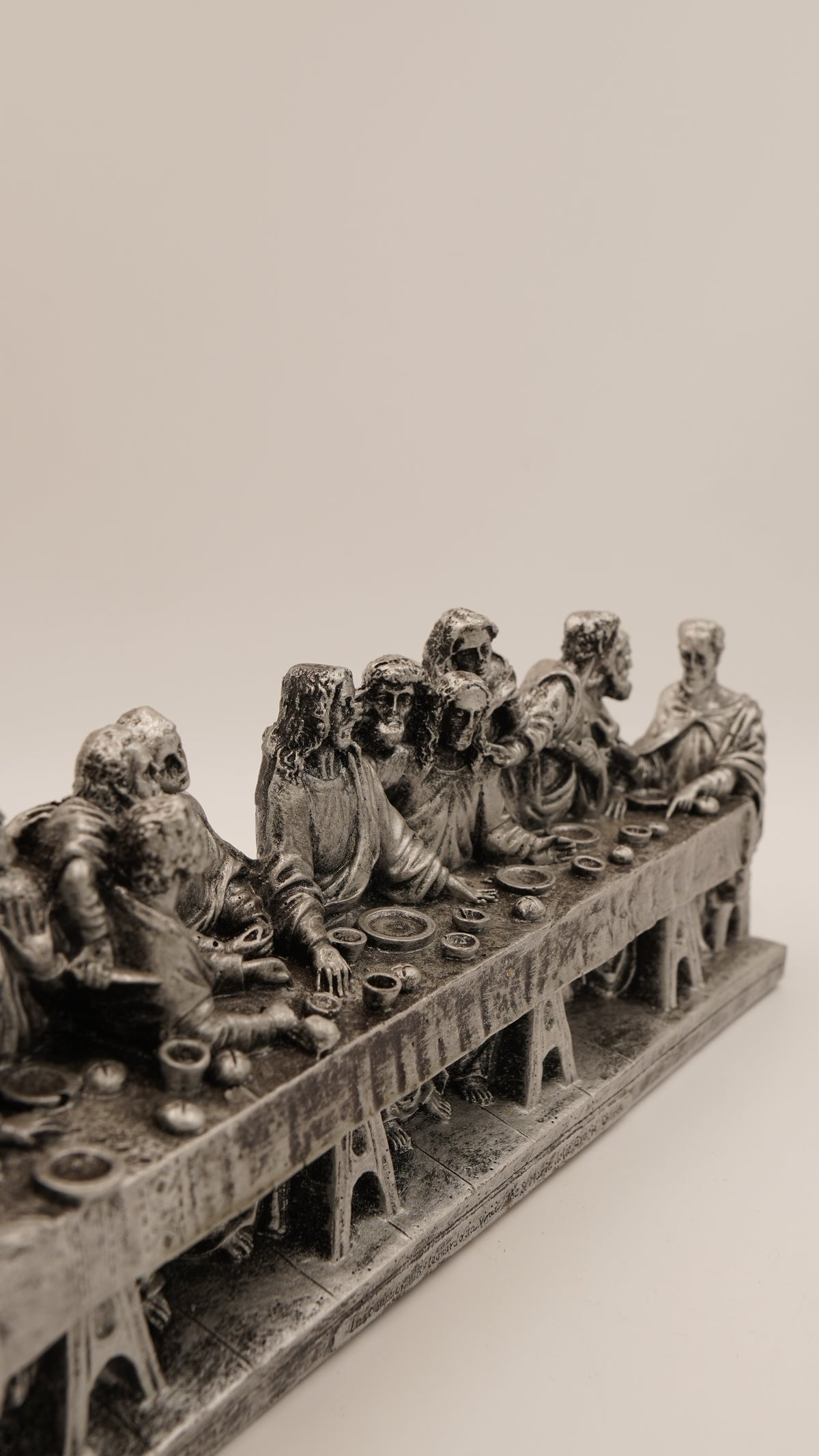 “Son Akşam Yemeği” Alçı Dekor Obje – Detaylı Masa Kompozisyonu (30×12 cm)