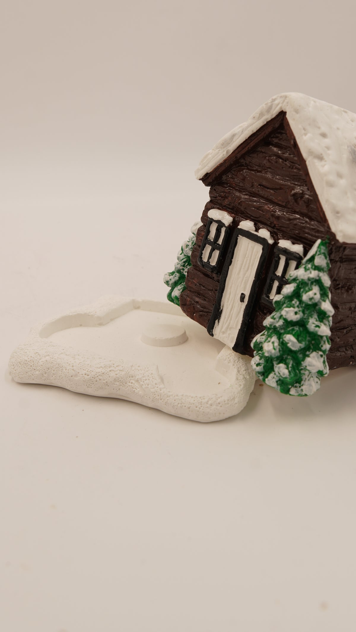 Karlı Dağ Evi Figürlü Konik Tütsülük (10×9 cm)