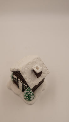 Karlı Dağ Evi Figürlü Konik Tütsülük (10×9 cm)