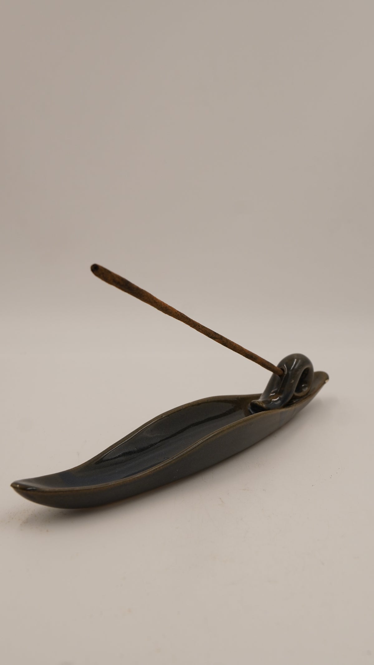 Salyangoz Detaylı Seramik Çubuk Tütsülük