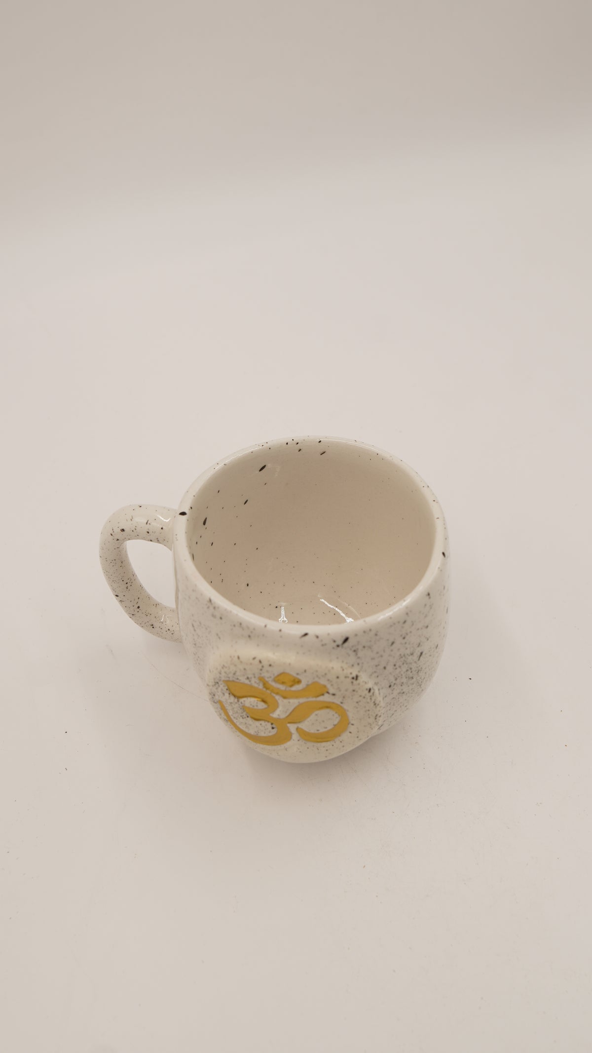 Om Figürlü Seramik Kupa