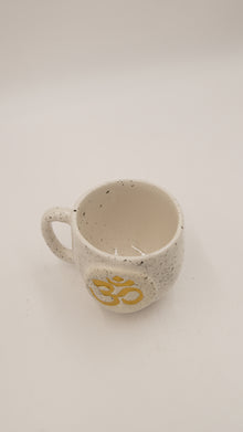 Om Figürlü Seramik Kupa