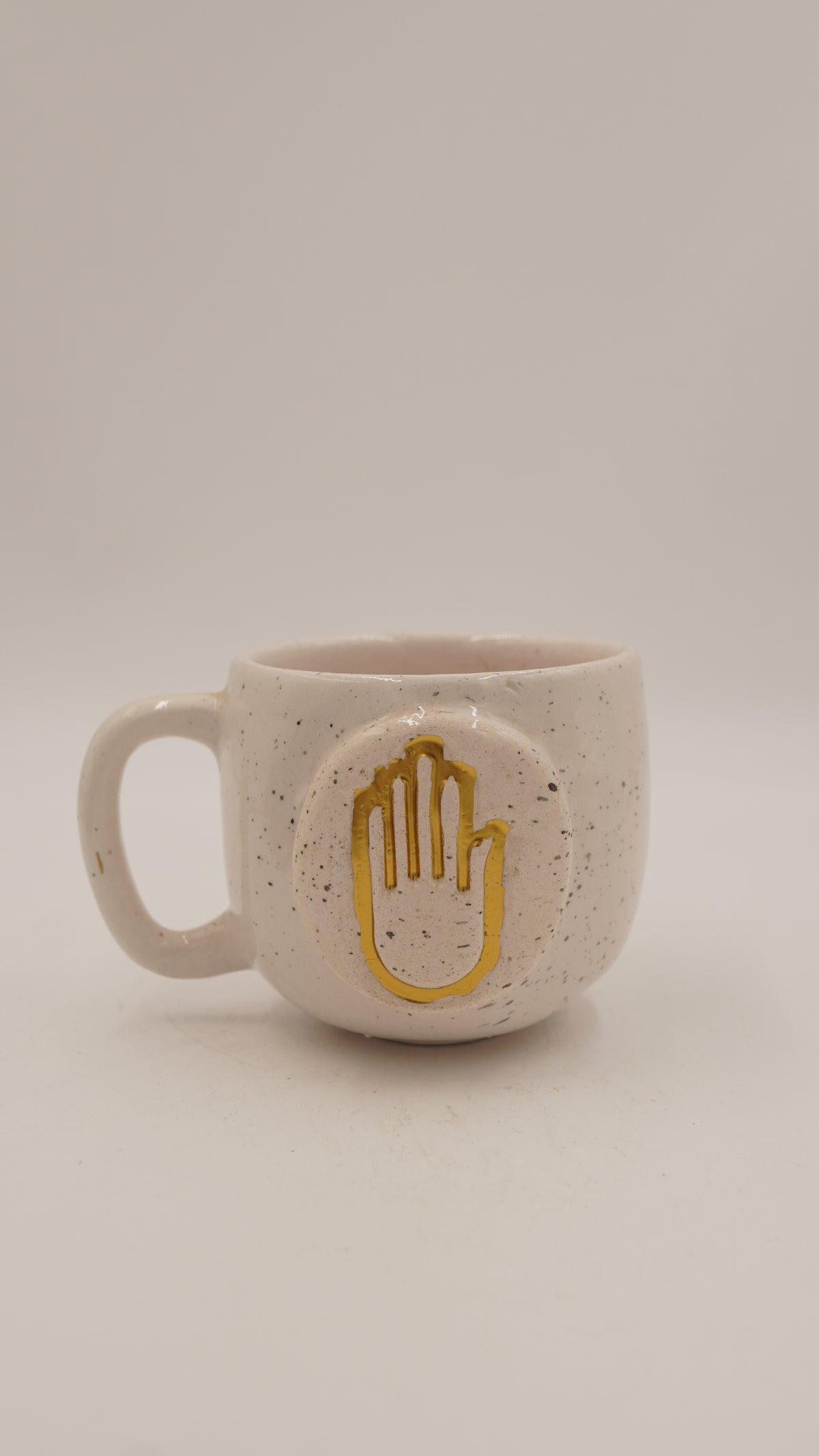 Fatma Ana Eli Figürlü Seramik Kupa – 9 cm