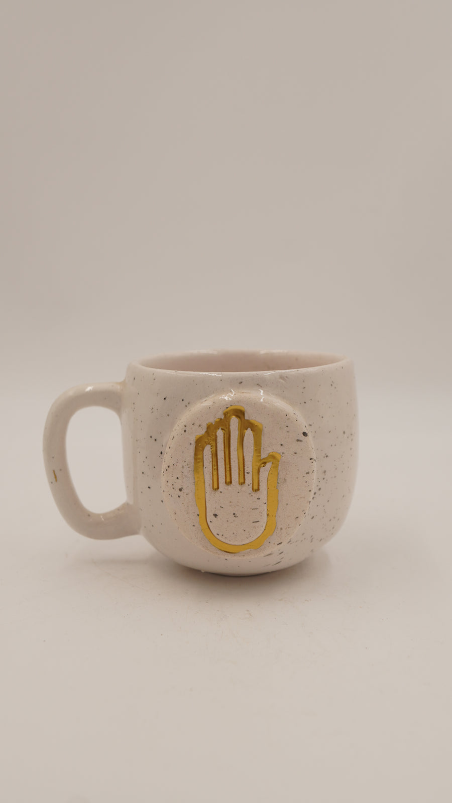 Fatma Ana Eli Figürlü Seramik Kupa – 9 cm