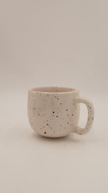 Fatma Ana Eli Figürlü Seramik Kupa – 9 cm