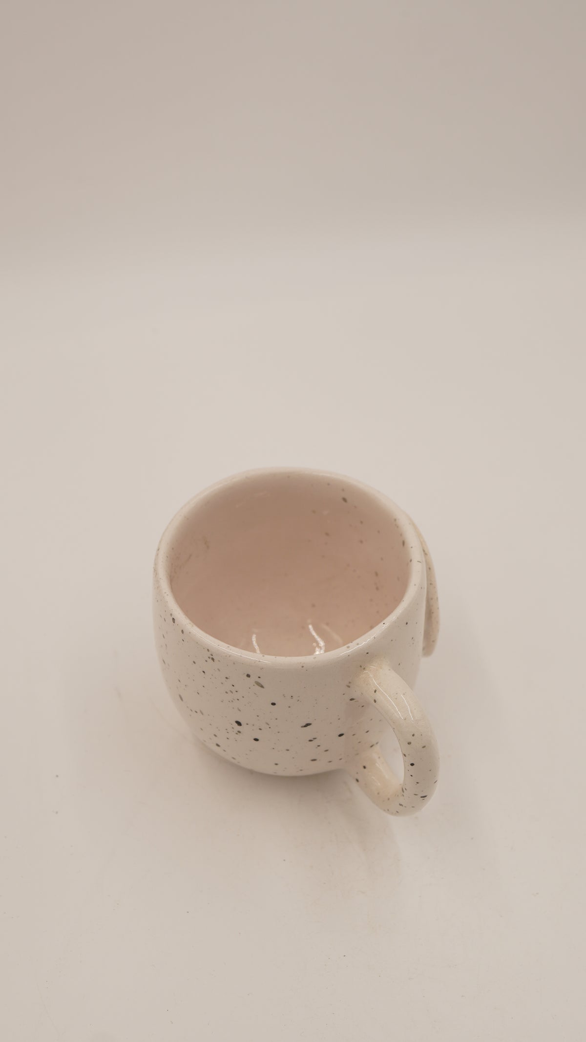 Fatma Ana Eli Figürlü Seramik Kupa – 9 cm