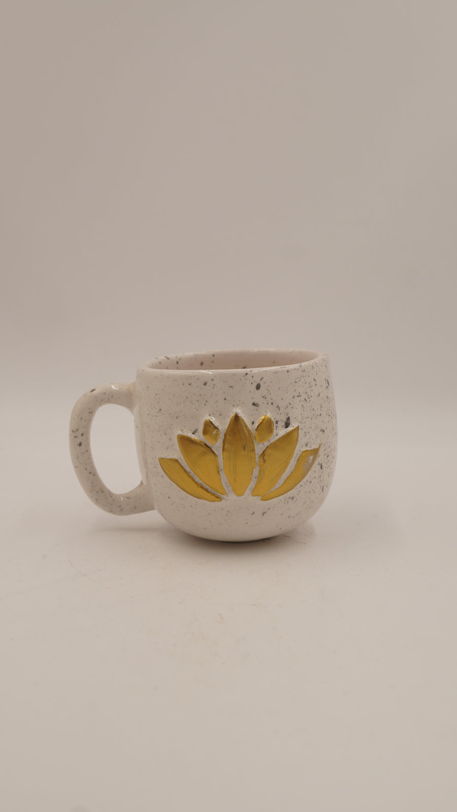 Lotus Figürlü Seramik Kupa – 9 cm