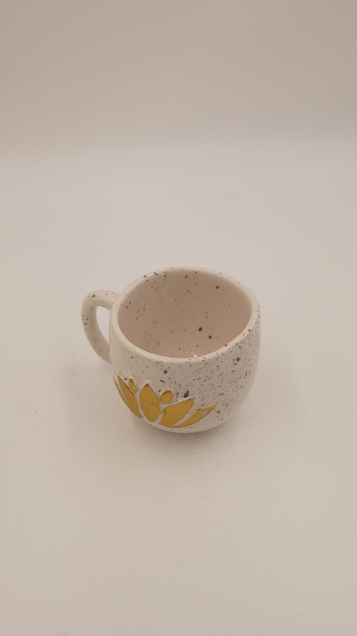 Lotus Figürlü Seramik Kupa – 9 cm