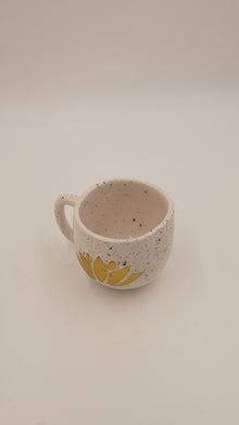 Lotus Figürlü Seramik Kupa – 9 cm